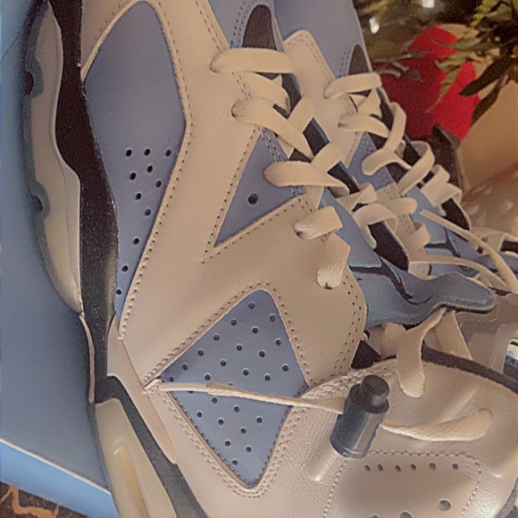 Men Air Jordan 6 Retro”UNC Home”
Size 10 - Picture 12 of 13
